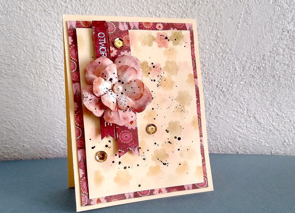 kartka w beżach z kwiatkiem shabby