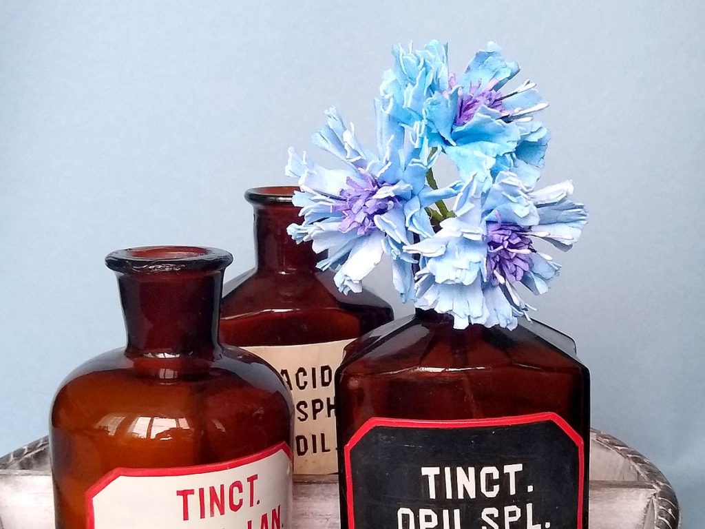 dekoracja z kwiatków ręcznie robionych