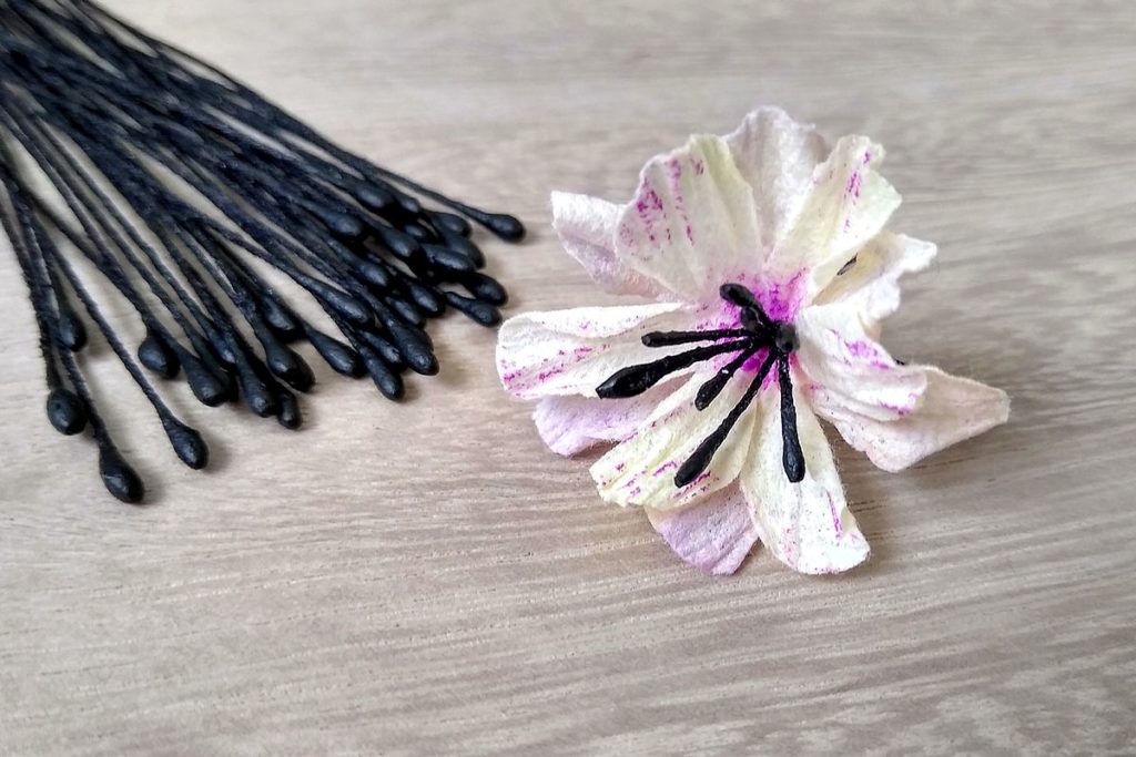 kwiatek z precikami ręcznie robiony