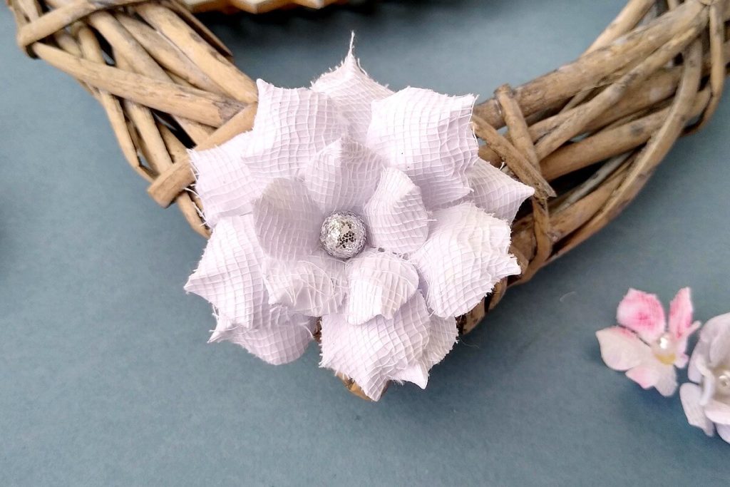 biały kwiat z papieru