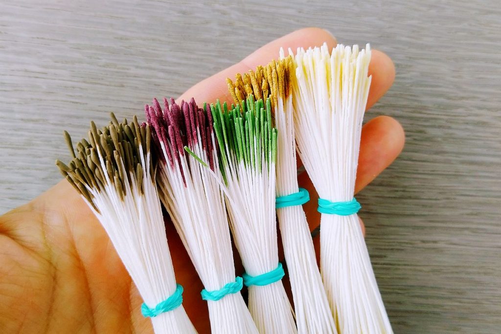 igiełki pręciki barwy ziemi