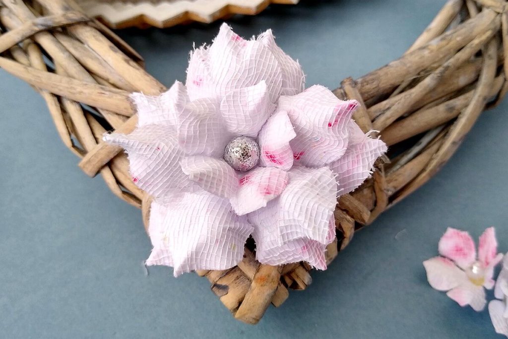 rózówy kwiatek papierowy